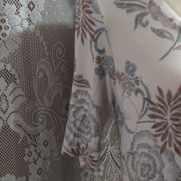 24/7 Women's size S gray brown floral top scoop neck short sleeve longer in back - Picture 3 of 7